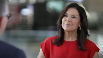 Top de seda Banana Republic Essential en Red Sunset usado por Meg Oliver como se vio en CBS Mornings el 27 de diciembre de 2024