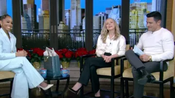 Blouse col Lavallière Saint Laurent en satin de soie portée par Kelly Ripa comme on le voit en LIVE avec Kelly et Mark le 19 décembre 2024