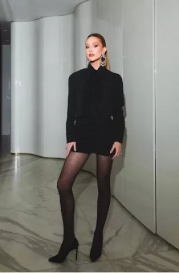 Boucles d’oreilles clips en cristal Saint Laurent portées par Marina Ruy Barbosa sur son post Instagram le 25 décembre 2024