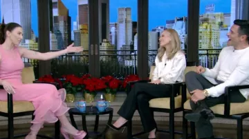 Pantalon Celine avec gourmettes en laine Mohair porté par Kelly Ripa comme on le voit en LIVE avec Kelly et Mark le 19 décembre 2024