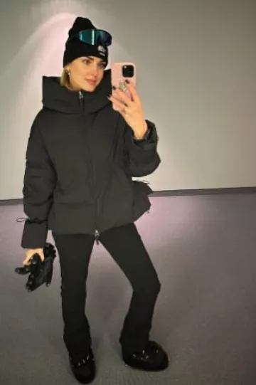 Pantalon de ski brodé Jet Set Tiby porté par Chiara Ferragni sur son post Instagram le 25 décembre 2024