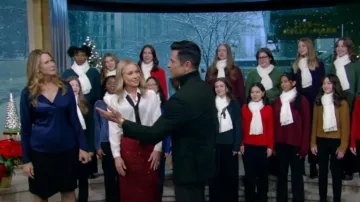 Falda midi de tweed con lentejuelas de Alessandra Rich usada por Kelly Ripa como se vio en LIVE with Kelly and Mark el 23 de diciembre de 2024