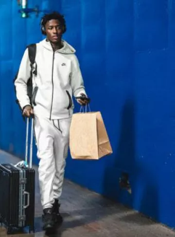 Joggers Nike Grey Heather Fleece usados por Sauce Gardner en la cuenta de Instagram @nyjets