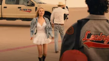 Charo Ruiz Ibiza Isca Mini Robe portée par Ainsley Norris (Michelle Randolph) comme on le voit dans Landman (S01E01)