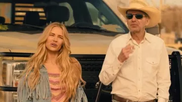 Maiya Paris Heart Top porté par Ainsley Norris (Michelle Randolph) comme on le voit dans Landman (S01E03)