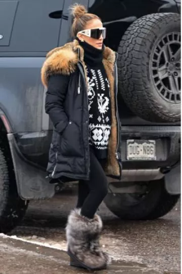 Chanel Coco Neige Colección 2024/25 Pantalones Stretch Jersey Azul marino usado por Jennifer Lopez en Aspen el 27 de diciembre de 2024