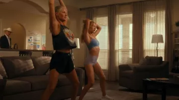 Chris Stapleton Double Cobra Flowy Rolled Cuffs Muscle Tee para mujer usada por Angela Norris (Ali Larter) como se ve en Landman (S01E04)