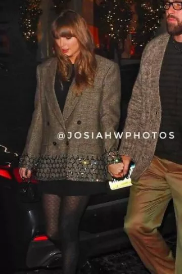 Blazer de cristal de Stella McCartney usado por Taylor Swift en la ciudad de Nueva York el 27 de diciembre de 2024