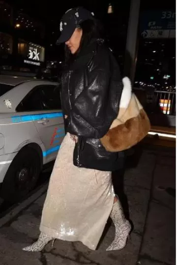 Blouson aviateur oversize en cuir Khaite Farris porté par Rihanna à New York le 27 décembre 2024