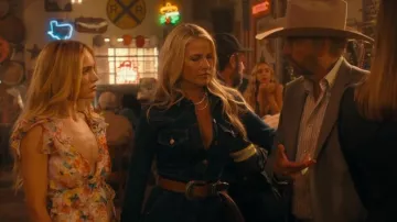 Mini vestido Aqua con volantes y cuello en V usado por Ainsley Norris (Michelle Randolph) como se ve en Landman (S01E04)