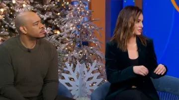 Ceinture Celine Medium Triomphe en Cuir Taurillon Noir portée par Rebecca Jarvis telle que vue dans Good Morning America le 19 décembre 2024