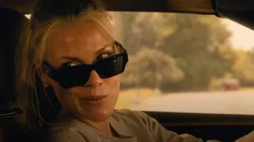 Gafas de sol Versace Medusa Deco usadas por Angela Norris (Ali Larter) como se ve en Landman (S01E07)