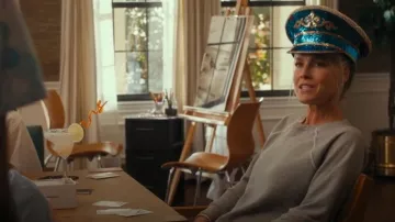 Chapeau marin Facailuo Strass porté par Angela Norris (Ali Larter) comme on le voit dans Landman (S01E07)