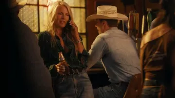 Camisa de seda con estampado de piel de serpiente Kobi Halperin en verde usada por Angela Norris (Ali Larter) como se ve en Landman (S01E07)