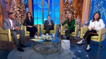 Alice + Olivia Macey Velvet Blazer worn by Lara Spencer as seen in Good Morning America on December 20, 2024