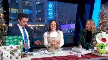 Smythe Taped Peaked Lapel Blazer in Green Tartan worn by Lara Spencer as seen in Good Morning America on December 23, 2024
