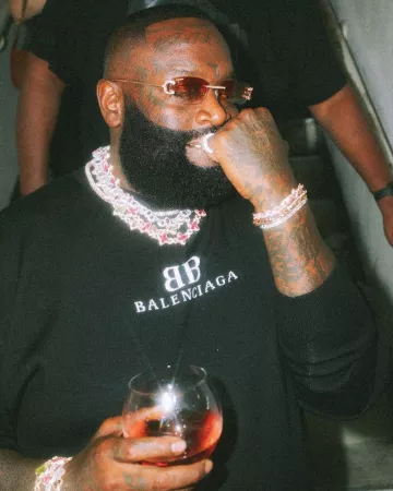Suéter Balenciaga Black BB Classic usado por Rick Ross en la cuenta de Instagram @richforever