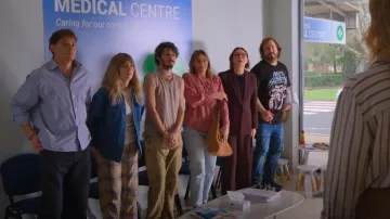 Pantalon en flanelle à carreaux Obey en bleu vintage porté par Olympia 'Oly' Chalmers-Davis (Nathalie Morris) comme on le voit dans Bump (S05E01)