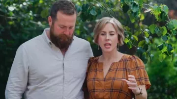 Vestido largo a cuadros de Somerset usado por Erin Napier visto en Home Town (S09E01)