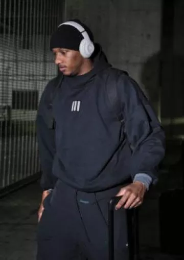 Sudadera con capucha Adidas Fear Of God Athletics x Adidas Black Fleece usada por Michael Penix Jr. en la cuenta de Instagram @commanders