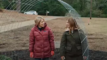 Parka L.L.Bean Mountain Classic Down usada por Erin Napier como se ve en Home Town (S09E01)