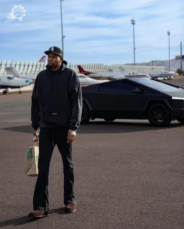 Sweat à capuche Vetements Black Label Patch porté par Kevin Durant sur le compte Instagram @suns