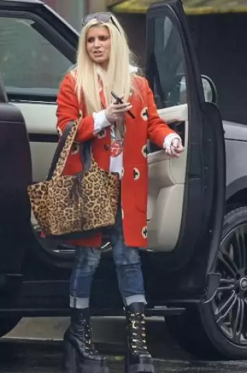 Manteau technique Dsquared2 Knickerbocker porté par Jessica Simpson à Calabasas le 28 décembre 2024