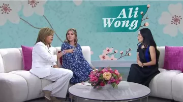 Robe contrastée Issey Miyake portée par Ali Wong comme on le voit dans Today with Hoda & Jenna le 26 décembre 2024
