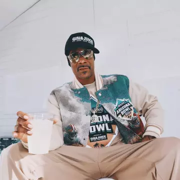 Arizona Bowl Jacket of Snoop Dogg on the Instagram account @dreandsnoop