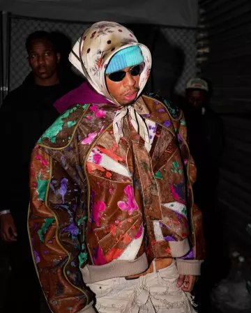 Who Decides War Brown Fur Window Paneled Flight Jacket usado por NLE Choppa en la cuenta de Instagram @nlechoppamusic