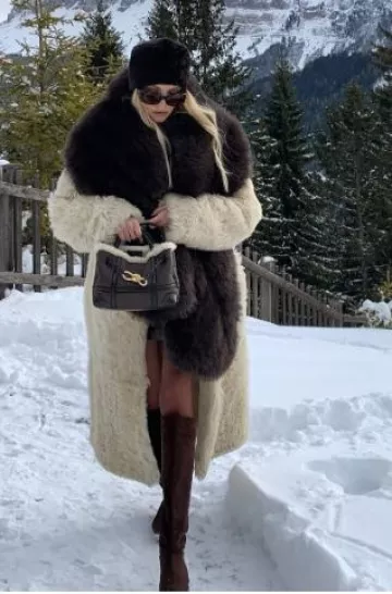 Botas de gamuza Khaite Marfa usadas por Leonie Hanne en su publicación de Instagram el 29 de diciembre de 2024