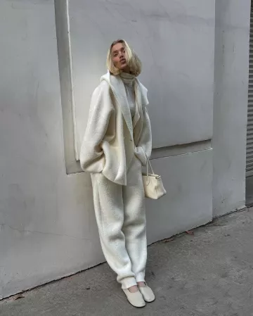 Le sac Row East-West en blanc cassé porté par Elsa Hosk sur son post Instagram le 29 décembre 2024