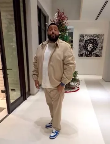 Louis Vuitton Veste à col logo beige portée par DJ Khaled sur le compte Instagram @djkhaled