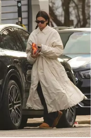 Mini bottes Ugg Classic portées par Dua Lipa à Londres le 30 décembre 2024