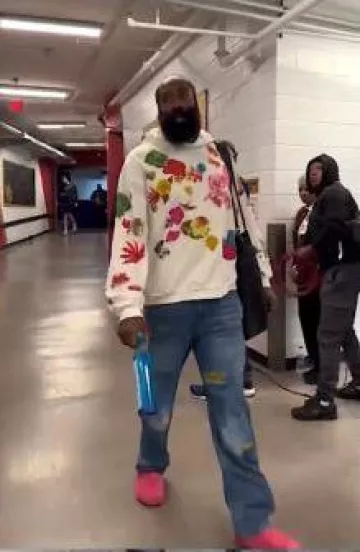 Sudadera con capucha Marni White & Multicolor Flower Prints usada por James Harden en la cuenta de Instagram @bucks