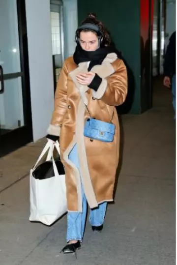 Bolso con solapa de denim lavado clásico de Chanel usado por Zoey Deutch en la ciudad de Nueva York el 30 de diciembre de 2024