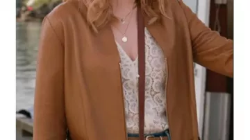 Abrigo de cuero marrón usado por Melinda Monroe (Alexandra Breckenridge) como se ve en Virgin River (S05)