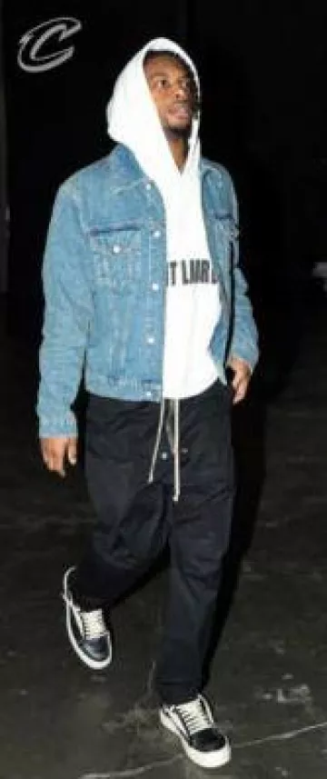 Saint Laurent Blanc & Noir Agafay Logo Hoodie porté par Darius Garland sur le compte Instagram @cavs