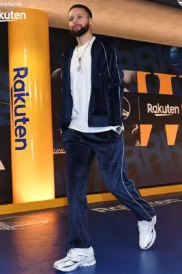 Pantalon de survêtement Under Armour Navy Blue Velour porté par Stephen Curry sur le compte Instagram @warriors