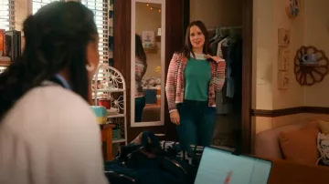 Veronica Beard Ansonia Cardigan usado por Kimberly Finkle (Pauline Chalamet) como se ve en The Sex Lives of College Girls (T03E06)