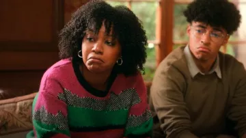 Suéter de cuello redondo ruidoso de mayo en multigráfico usado por Willow (Renika Williams) como se ve en The Sex Lives of College Girls (T03E06)