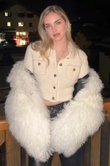 Top en maille moelleuse crème autoportrait porté par Chiara Ferragni sur sa Story Instagram le 30 décembre 2024