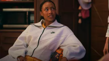 Chaqueta deportiva Nike Sportswear Tech Fleece Loose Full Zip Track en gris usada por Whitney Chase (Alyah Chanelle Scott) como se ve en The Sex Lives of College Girls (T03E06)