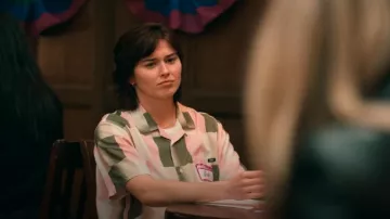 Vans Emory Camisa Hombre Abotonada En Rosa usada por Ash (Ruby Cruz) como se ve en La Vida Sexual de las Universitarias (T03E06)