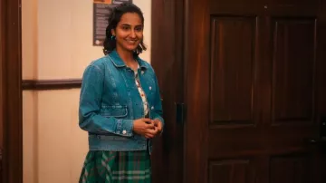 Rails Bianca Chaqueta usada por Bela Malhotra (Amrit Kaur) como se ve en The Sex Lives of College Girls (T03E06)