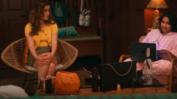 J. Crew Dolce Tweed Minifalda usada por Kacey (Gracie Bea Lawrence) como se ve en The Sex Lives of College Girls (S03E06)
