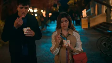 Veronica Beard Oda Manteau en techniques mixtes porté par Kacey (Gracie Bea Lawrence) comme on le voit dans La vie sexuelle des étudiantes (S03E06)