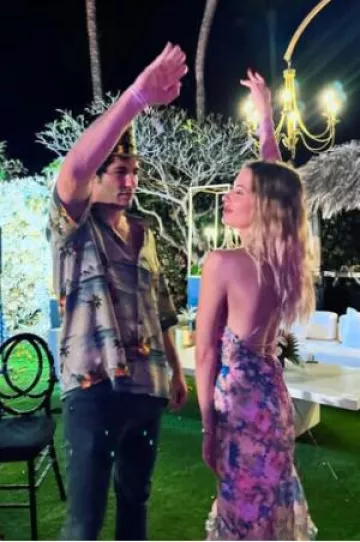 Vestido largo de For Love & Lemons Elea usado por Ashley Benson en su publicación de Instagram el 1 de enero de 2025