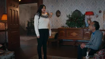 French Connection Vera Embelleció el suéter de Fair Isle usado por Bela (Punam Patel) como se ve en Ghosts (S04E09)