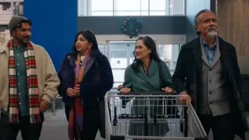 Karl Lagerfeld Paris Chaqueta de piel sintética usada por Bela (Punam Patel) como se ve en Ghosts (T04E09)